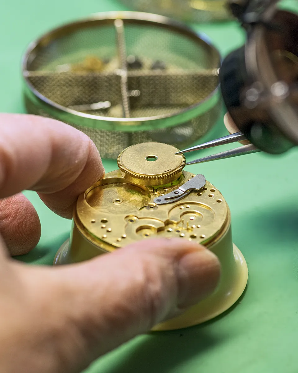 Reparatur einer Uhr bei der Pendulerie Kissling