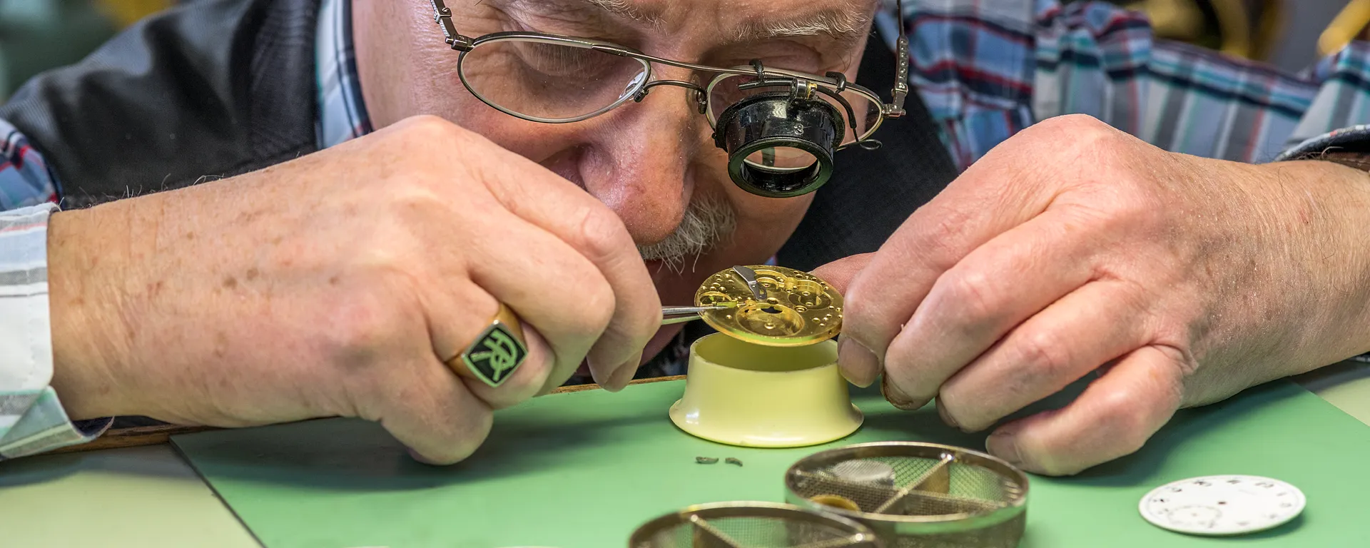 Reparatur einer Uhr bei der Pendulerie Kissling