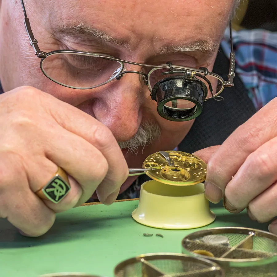 Reparatur einer Uhr bei der Pendulerie Kissling